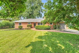 70 Greencroft Dr, Champaign, IL 61821
