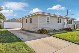 615 27th St NW, Cedar Rapids, IA 52405