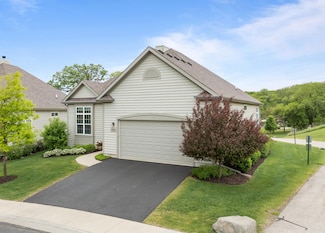 127 Lake Vista Cir, Fontana, WI 53125