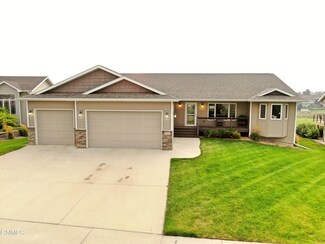 5111 Fountainblue Dr, Bismarck, ND 58503