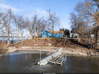 1096 Lakeshore Dr, Menasha, WI 54952