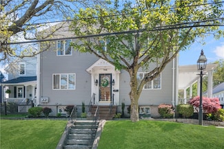 706 Hope St Unit 2, Bristol, RI 02809