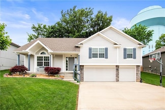 916 SE Forest Ridge Ct, Blue Springs, MO 64014