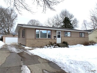 917 S 8th Ave, Winterset, IA 50273