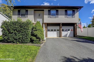 52 Walnut St, Farmingdale, NJ 07727