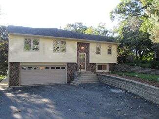 3314 Highland Dr, Island Lake, IL 60042
