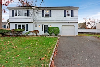 30 Honeysuckle Dr, Norwalk, CT 06851