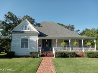 207 E Gresham St, Indianola, MS 38751