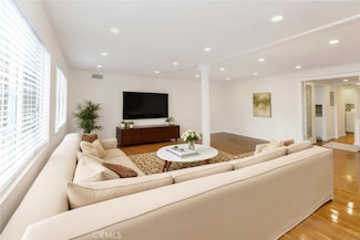 1610 N Hoover St, Los Angeles, CA 90027