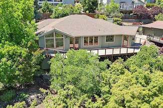 135 Scenic Dr, Ashland, OR 97520