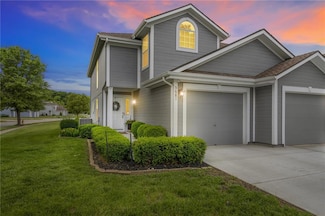 5681 NW Plantation Ln, Lees Summit, MO 64064