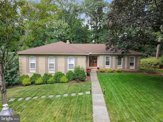 8800 Lynnhurst Dr, Fairfax, VA 22031