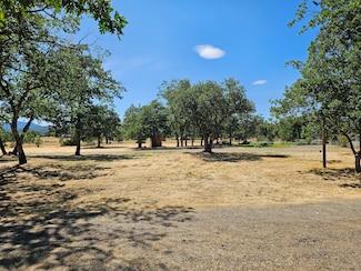 5068 Dodge Rd, Central Point, OR 97502