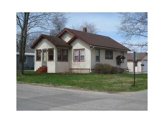 10 Cottage St, Fairfield, ME 04937