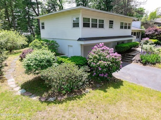 3 Paul Holly Dr, Albany, NY 12211