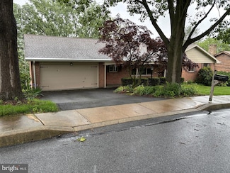 134 Broad St, Akron, PA 17501