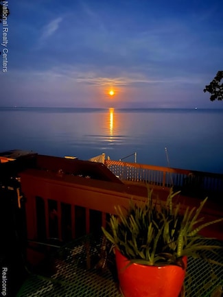 7888 Lakeshore Dr, Newport, MI 48166
