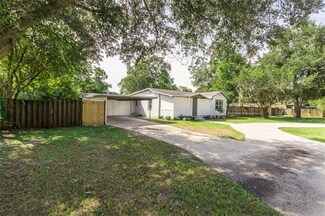 739 Center St, Dundee, FL 33838