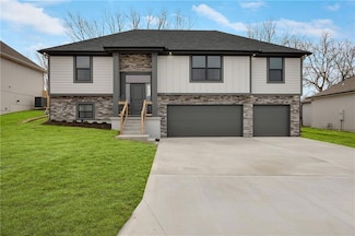 4721 SW 2nd St, Blue Springs, MO 64014