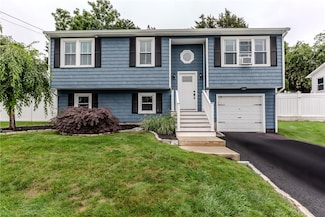 10 Pembroke Dr, Johnston, RI 02919