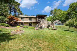 9084 Bennett Lake Rd, Fenton, MI 48430