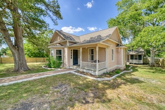 806 E Main St, Bellville, TX 77418