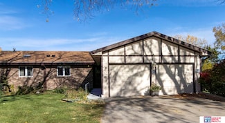 5601 Guenevere Ln, Lincoln, NE 68512