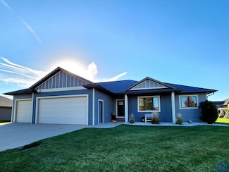 1311 Aspen St, Hull, IA 51239