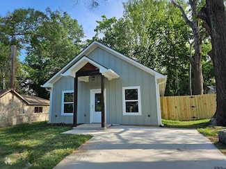 304 E Cottonwood St, Overton, TX 75684