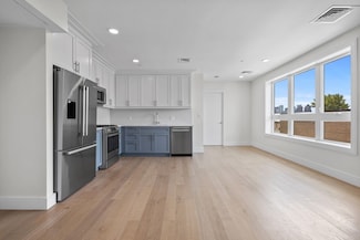 301 Border St Unit 411, Boston, MA 02128