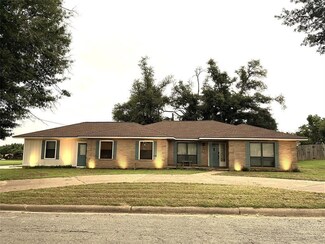 1901 Mistletoe Ln, Rockdale, TX 76567