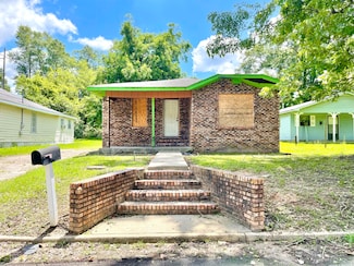 911 S 8th Ave, Laurel, MS 39440