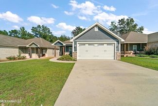 16 N Barnes Field Dr, Hattiesburg, MS 39402