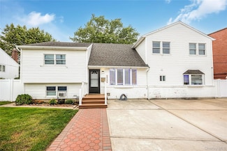 204 Bayside Ave, Oceanside, NY 11572