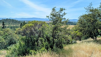 814 Mesa Dr, Eagle Point, OR 97524