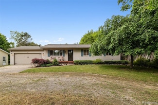 9711 Dartmouth Rd, Clarkston, MI 48348
