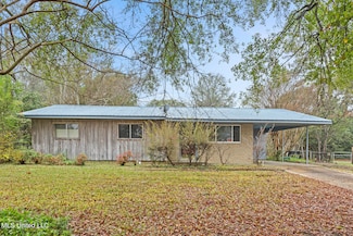 322 Beverly Cir, Crystal Springs, MS 39059