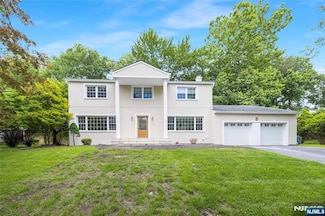 15 Kings Ct, Woodcliff Lake, NJ 07677