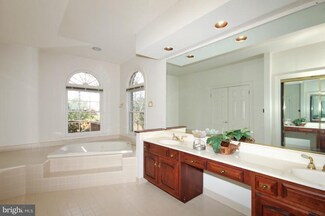 9112 Willow Gate Ln, Bethesda, MD 20817