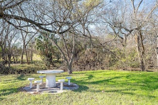 505 N Commerce St, Lockhart, TX 78644
