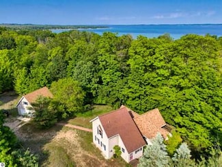 4467 S Forthill Dr, Suttons Bay, MI 49682