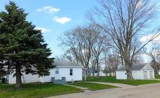 513 Grant St, Manchester, IA 52057