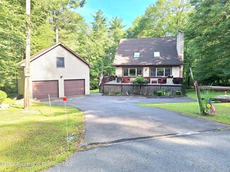 105 Coves Ct, Hawley, PA 18428