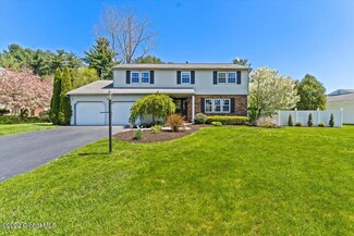 17 Green Meadows Ln, Albany, NY 12211