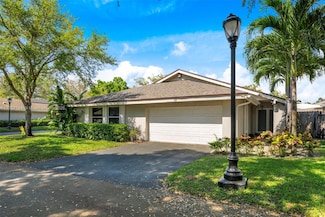 17 Boxwood Rd, Hollywood, FL 33021