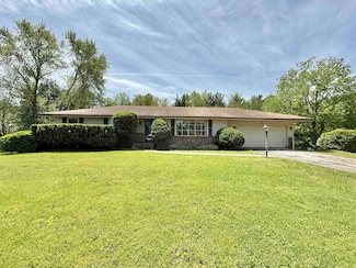 8567 E Valley View Dr, Stillman Valley, IL 61084