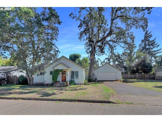 334 N 8th St, Cottage Grove, OR 97424