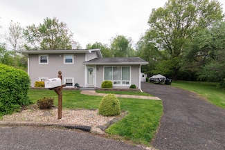 8 Crestwood Ct, Newburgh, NY 12550