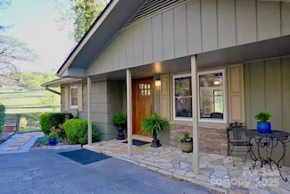 501 Fairway Dr, Hendersonville, NC 28739