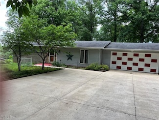 965 Blossom Ln, Zanesville, OH 43701